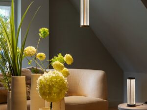 Miniaturka 5 - Lampa wisząca Quimera mosiężna – nad stolikiem w salonie