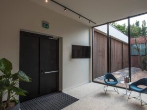 Miniaturka 5 - Czarny reflektor szynowy LED 3000 K – aranżacja we wnętrzu