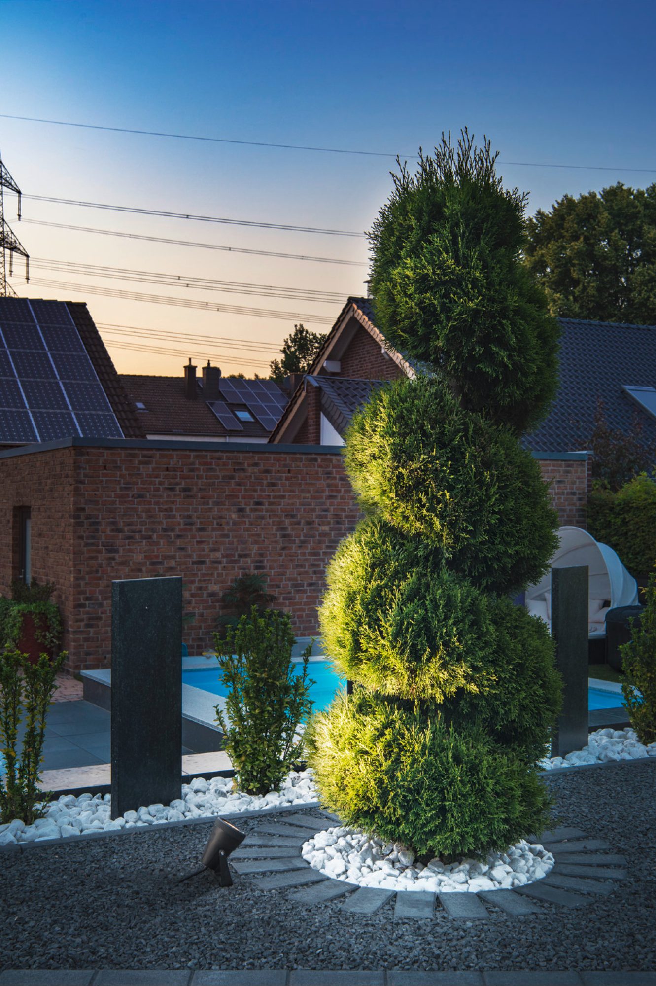 Reflektor Samrina Sp oświetlający krzewy w ogrodzie