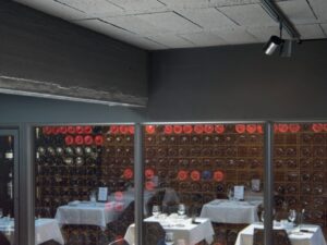 Miniaturka 3 - Czarny dwugłowicowy reflektor Bima 2 na szynie w aranżacji wnętrza restauracji