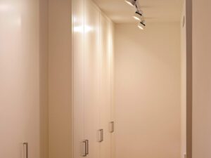 Miniaturka 4 - Białe reflektory Kalu Track LED na szynie w aranżacji garderoby