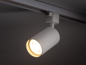 Miniaturka 2 - Reflektor szynowy Tracer biały GU10 w aranżacji na białej szynie