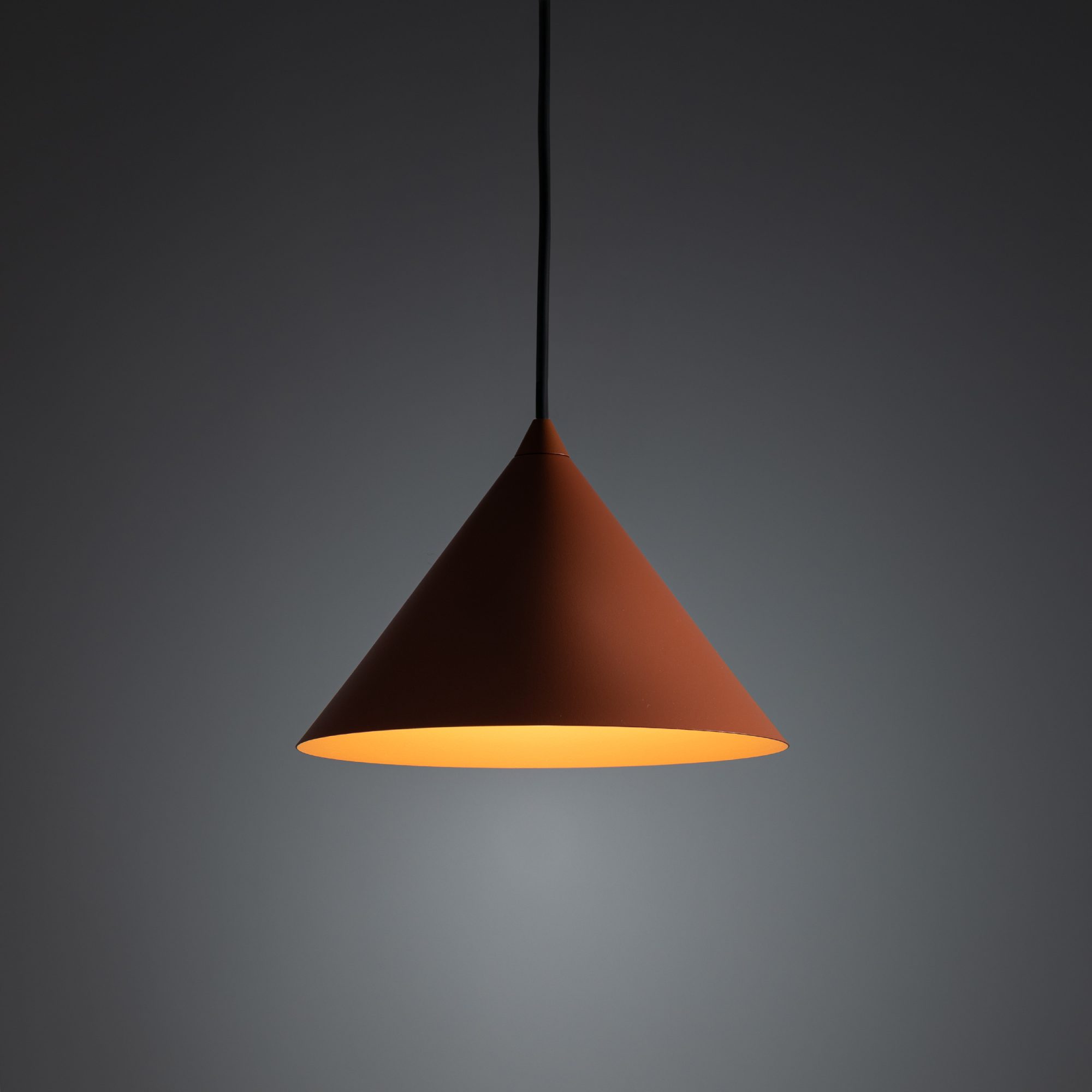 Lampa szynowa Tracer Cono w kolorze ceglastym w aranżacji