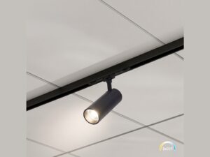 Miniaturka 1 - Czarny reflektor tubowy LED 10 W zamontowany na szynie magnetycznej w suficie
