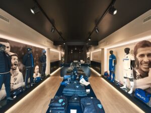 Miniaturka 2 - Czarne reflektory szynowe Euro Spot w sklepie sportowym