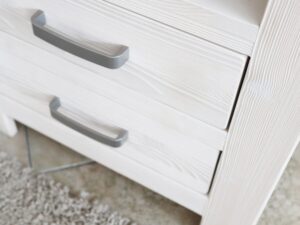 Miniaturka 2 - Detal regału TIROL – dwie szuflady, uchwyty i struktura bielonego drewna