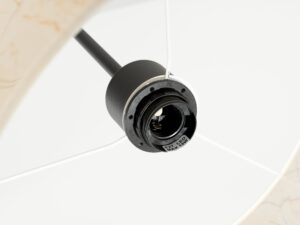 Miniaturka 32 - Regulowana lampa wisząca Elaria 40 cm beżowy marmur – detal mocowania abażuru