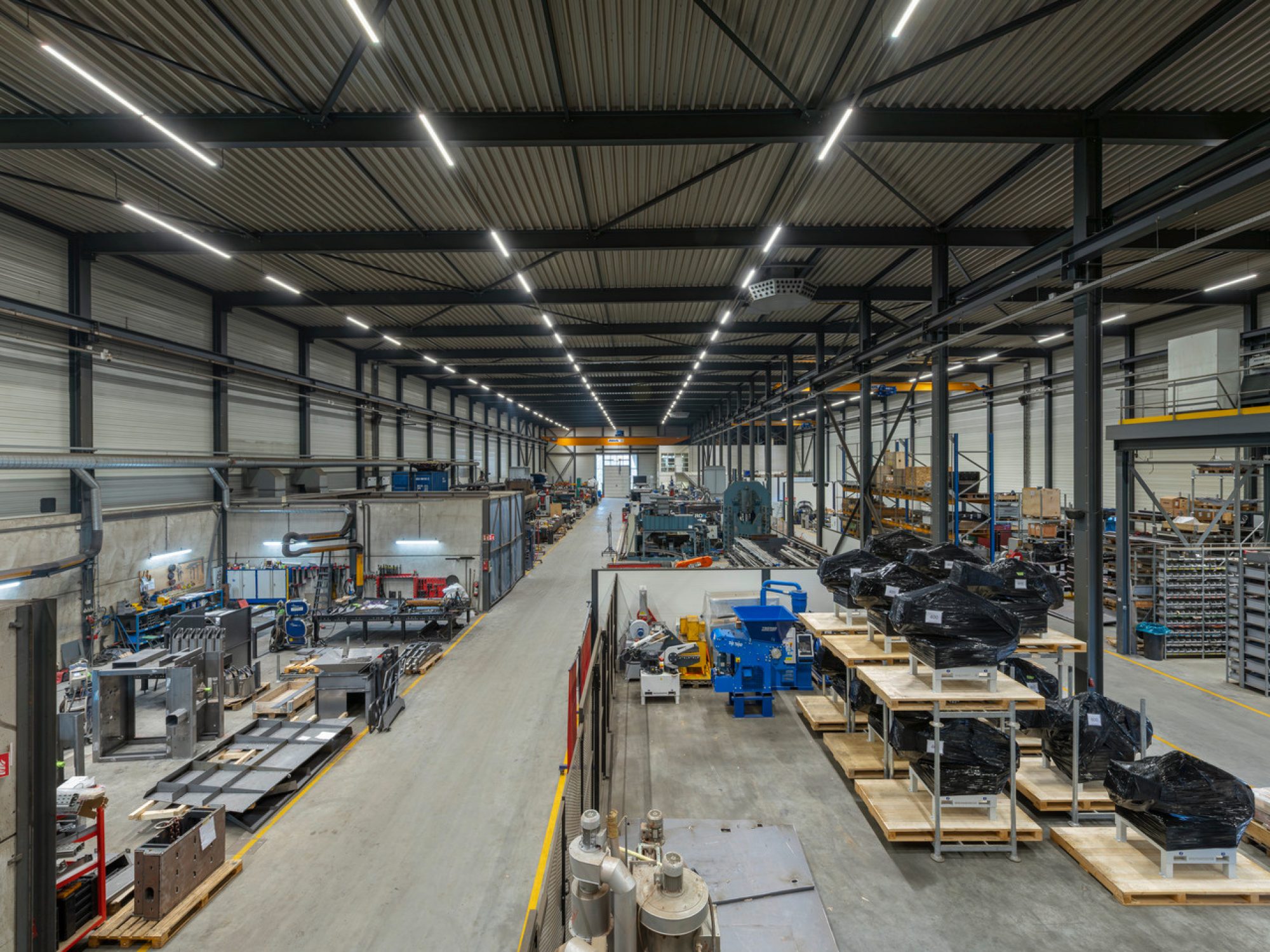 Moduły liniowe Retro LED w industrialnej hali produkcyjnej