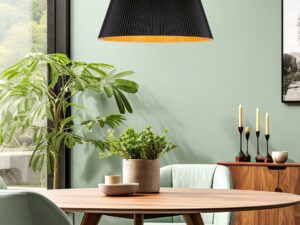 Miniaturka 2 - Czarno-drewniana lampa wisząca Romadena LED w aranżacji wnętrza