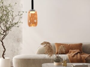 Miniaturka 2 - Lampa Rominia z bursztynowym kloszem zawieszona w salonie przy sofie