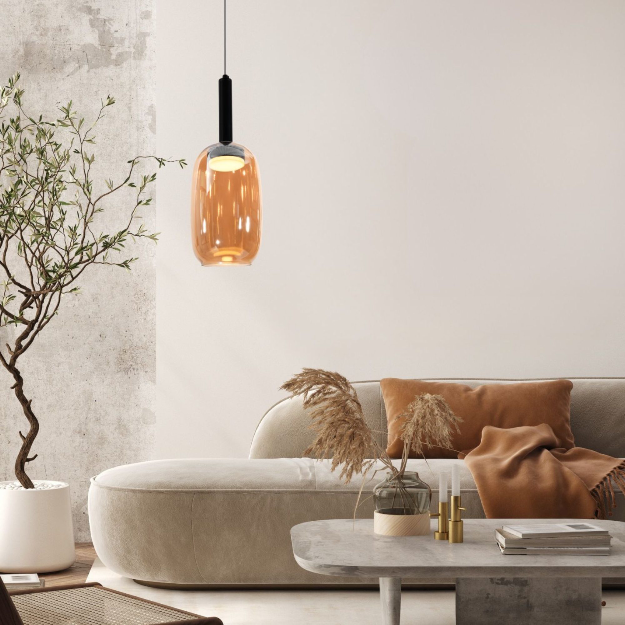 Lampa Rominia z bursztynowym kloszem zawieszona w salonie przy sofie