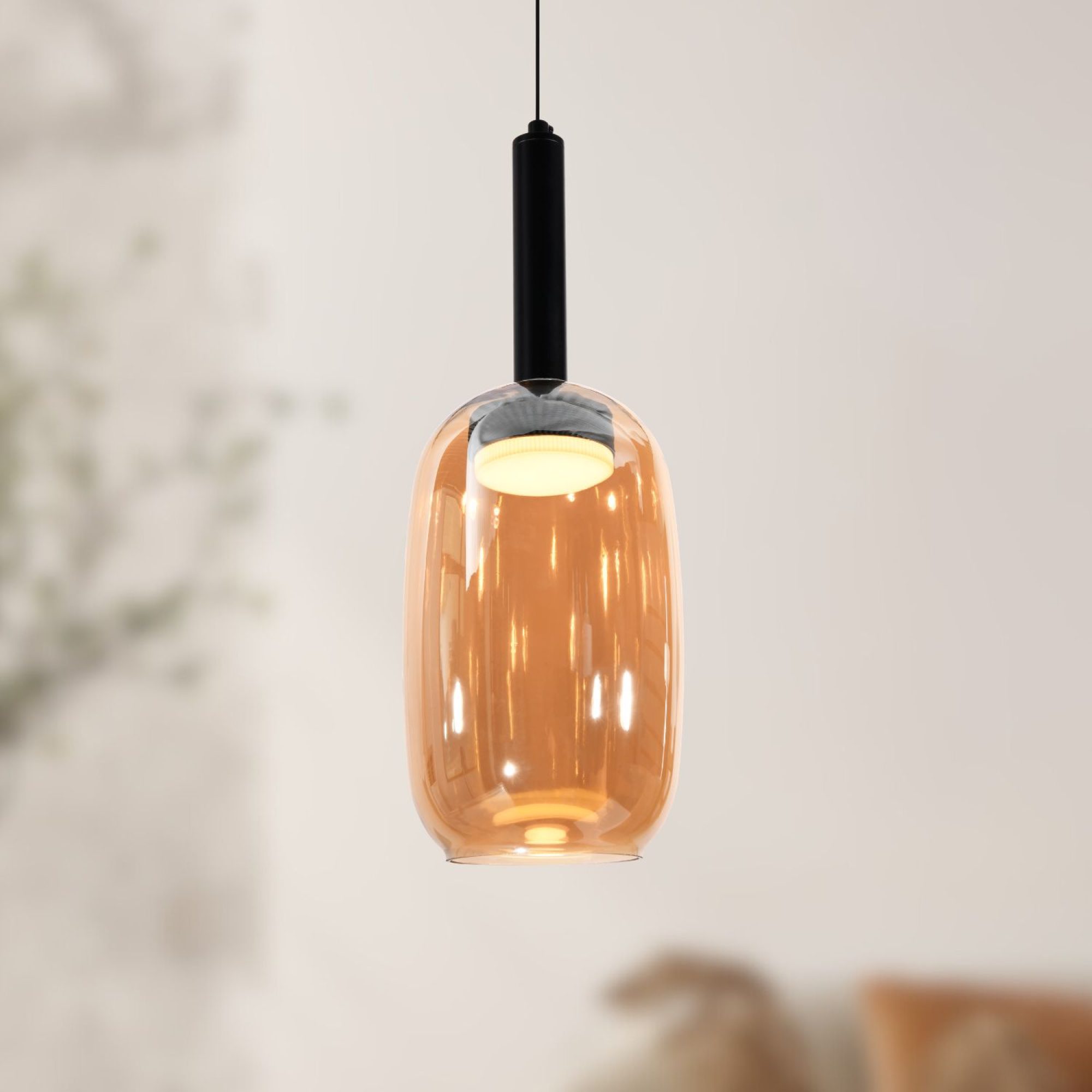 Lampa wisząca Rominia z bursztynowym szkłem i świecącym źródłem GX53 – zbliżenie
