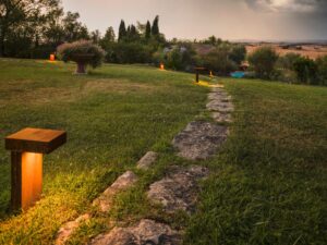 Miniaturka 3 - Lampa Rusty Pathlight przy ścieżce, aranżacja pierwsza