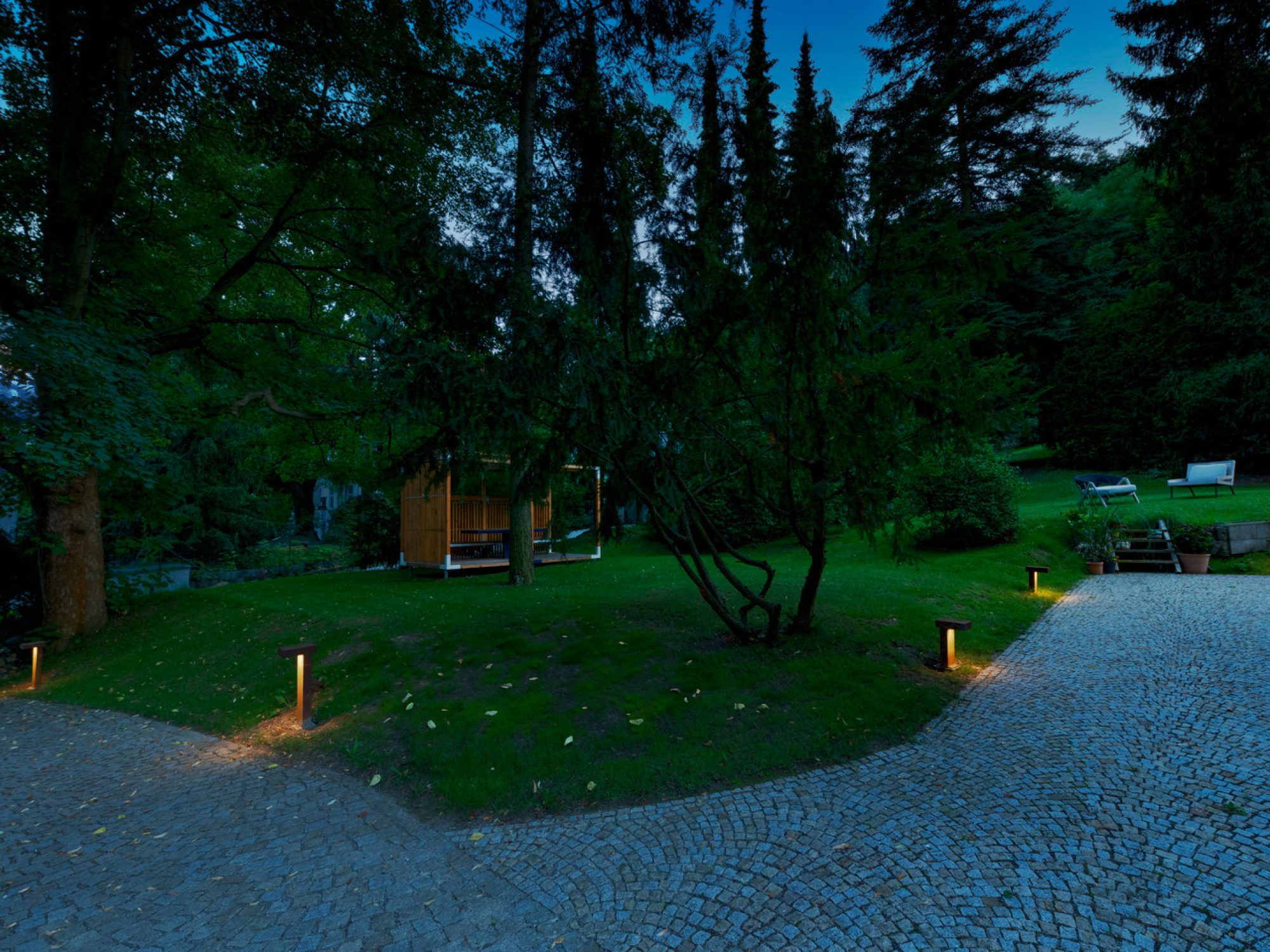 Lampa Rusty Pathlight przy ścieżce, druga aranżacja