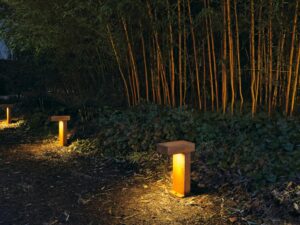 Miniaturka 5 - Lampa Rusty Pathlight w ogrodzie, aranżacja trzecia