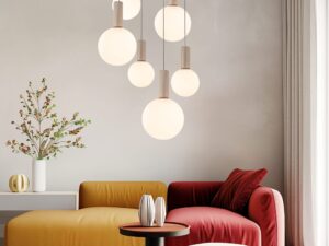 Miniaturka 2 - Beżowa lampa wisząca Salinira z sześcioma białymi kloszami w salonie