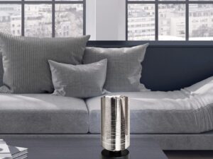 Miniaturka 1 - Chromowana lampka stołowa Savaro w aranżacji wnętrza