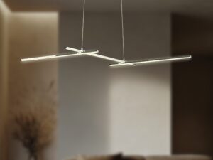 Miniaturka 2 - Chromowane liniowe ramiona lampy Seleda LED świecą w salonie