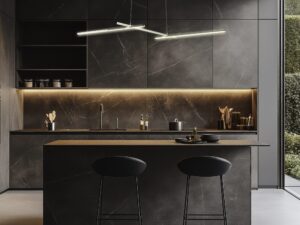 Miniaturka 3 - Lampa wisząca Seleda nad ciemną wyspą kuchenną z czarnymi szafkami