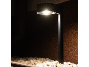 Miniaturka 4 - Czarny słupek solarny LED świeci ciepłym światłem przy żwirze nocą
