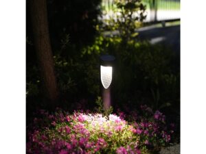 Miniaturka 2 - Czarny słupek solarny LED świecący przy rabacie kwiatowej nocą