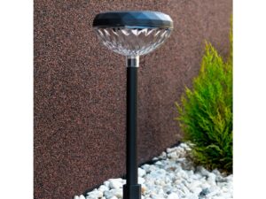 Miniaturka 3 - Czarny słupek solarny z półkulistym kloszem w ogrodzie
