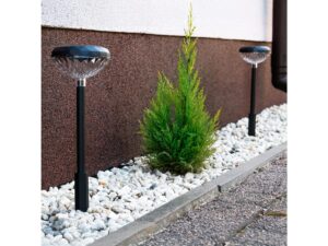 Miniaturka 2 - Dwa słupki solarne LED RGB w rabacie z kamieniami przy ścianie