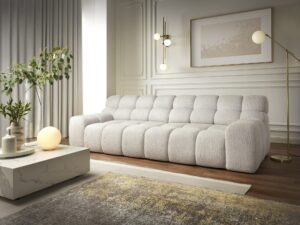 Miniaturka 4 - Sofa Campello 288 cm w jasnej tkaninie w aranżacji salonu z marmurowym stolikiem i lampą