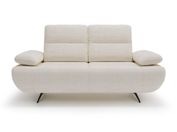 Dwuosobowa sofa Covina w kremowej tkaninie, widok z przodu na białym tle