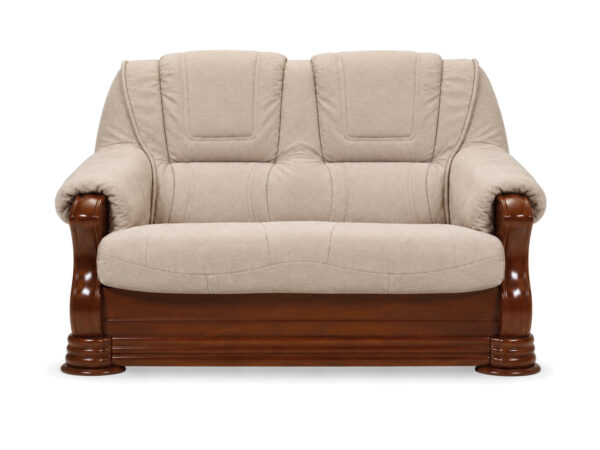 Sofa dwuosobowa Parvero 145 cm w jasnobeżowej tkaninie z dwiema poduchami oparcia, drewnianymi podłokietnikami i cokołem, widok z przodu na białym tle