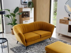 Miniaturka 5 - Sofa dwuosobowa Anvelio z pufą w salonie