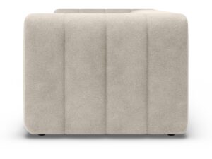 Miniaturka 2 - Sofa Fendaro – boczny widok na tapicerowany podłokietnik i niskie nóżki