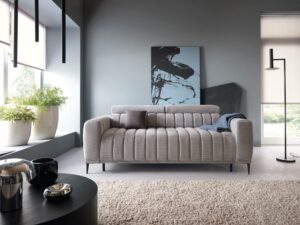 Miniaturka 2 - Sofa Gandero w jasnym obiciu w aranżacji salonu