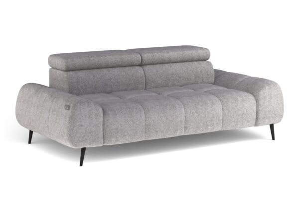 Sofa dwuosobowa Mavero ustawiona pod kątem