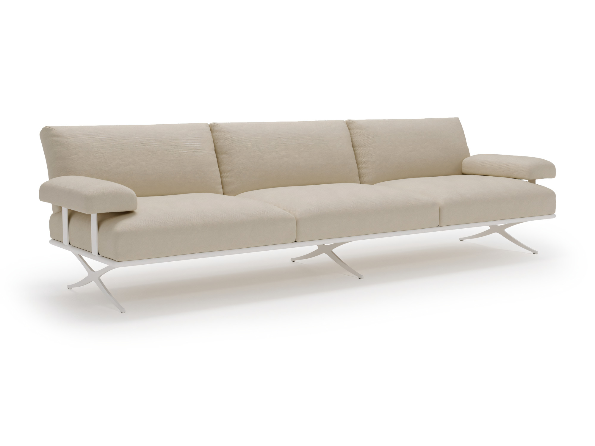 Trzyosobowa sofa ogrodowa Celestra w ujęciu trzy czwarte, kremowe poduszki