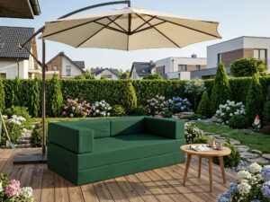 Miniaturka 1 - Zielona sofa ogrodowa na drewnianym tarasie pod parasolem