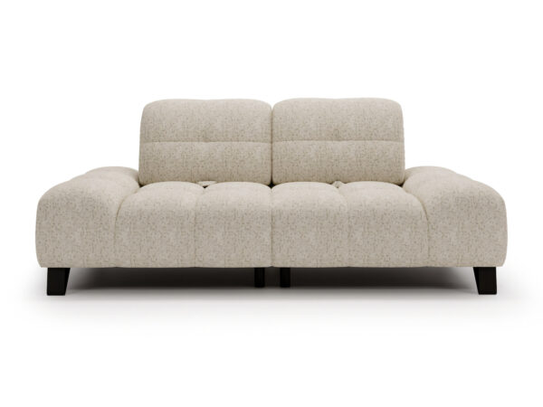 Kremowa sofa trzyosobowa Pivora Mini na czarnych nóżkach, widok z przodu na białym tle