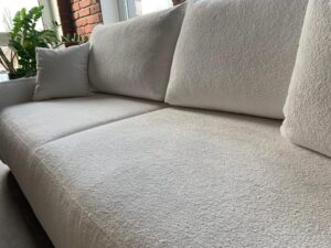 Miniaturka 4 - Sofa Suvella – zbliżenie siedziska i tkaniny boucle