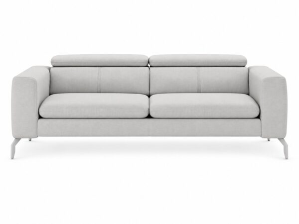 Sofa trzyosobowa Celvaro 210 cm z regulowanymi zagłówkami w jasnoszarej tkaninie, na białym tle