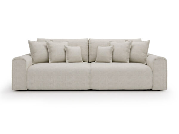 Szeroka sofa trzyosobowa Venaro w kremowej tkaninie, widok z przodu na białym tle