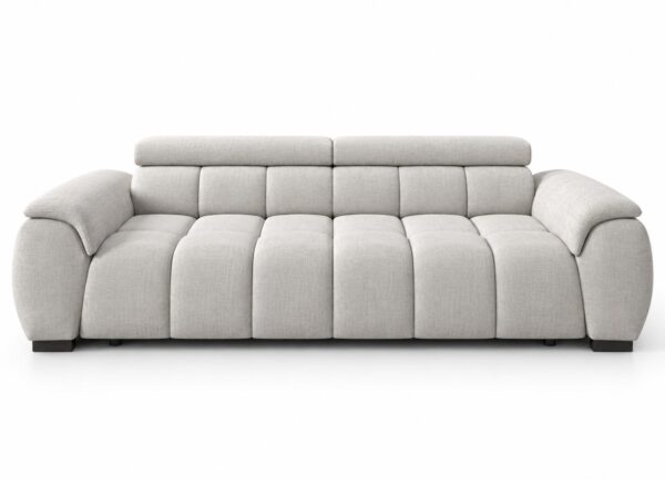Jasnoszara sofa Novario 248 cm z pikowanym siedziskiem i dwoma regulowanymi zagłówkami, widok z przodu na białym tle