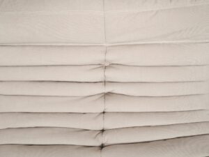 Miniaturka 3 - Sofa Zenith jasnobeżowa detal pikowania i faktury tapicerki