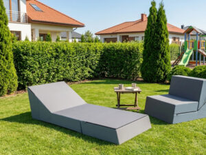 Miniaturka 1 - Sofka rozkładana Lezoria — rozłożona jako leżanka i złożona jako fotel