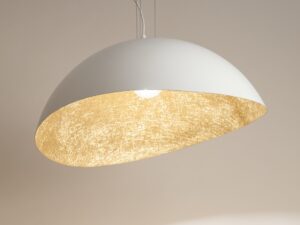 Miniaturka 9 - Biało-złota lampa wisząca Solaris M, światło we wnętrzu kopułowego klosza