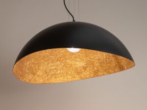 Miniaturka 8 - Czarno-miedziana lampa wisząca Solaris M, zbliżenie oświetlonego miedzianego wnętrza