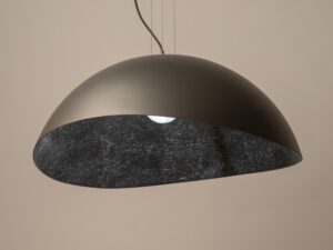 Miniaturka 11 - Srebrno-czarna lampa wisząca Solaris M w ujęciu pokazującym fakturowany klosz