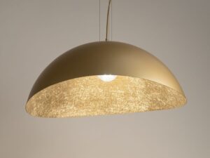 Miniaturka 6 - Złota lampa wisząca Solaris M z fakturowanym wnętrzem klosza, ujęcie z zapalonym światłem