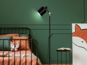 Miniaturka 1 - Czarna lampa podłogowa Solasa w aranżacji salonu