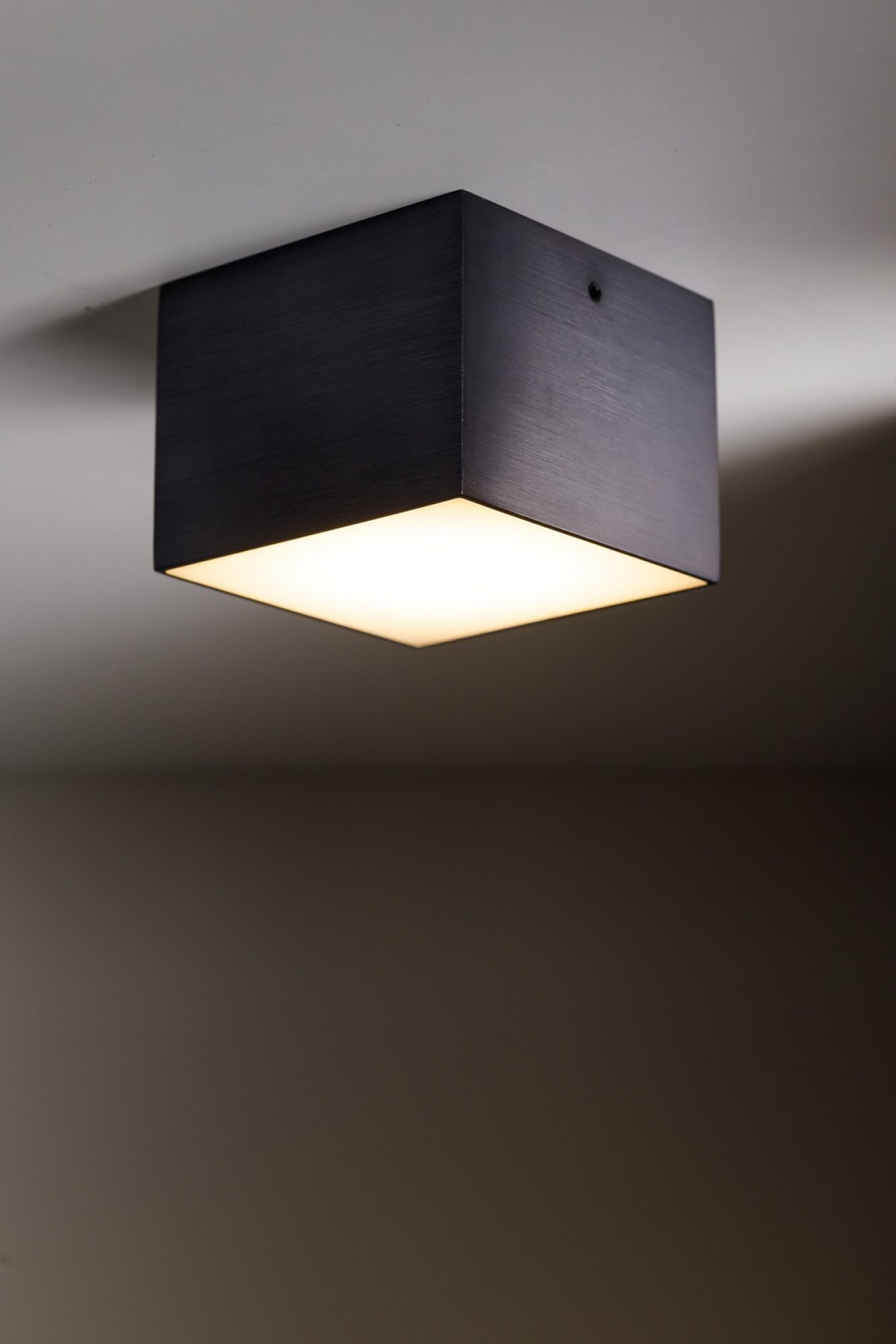 Spot Cubo Metalik LED 3000K granatowy szczotkowany w aranżacji wnętrza