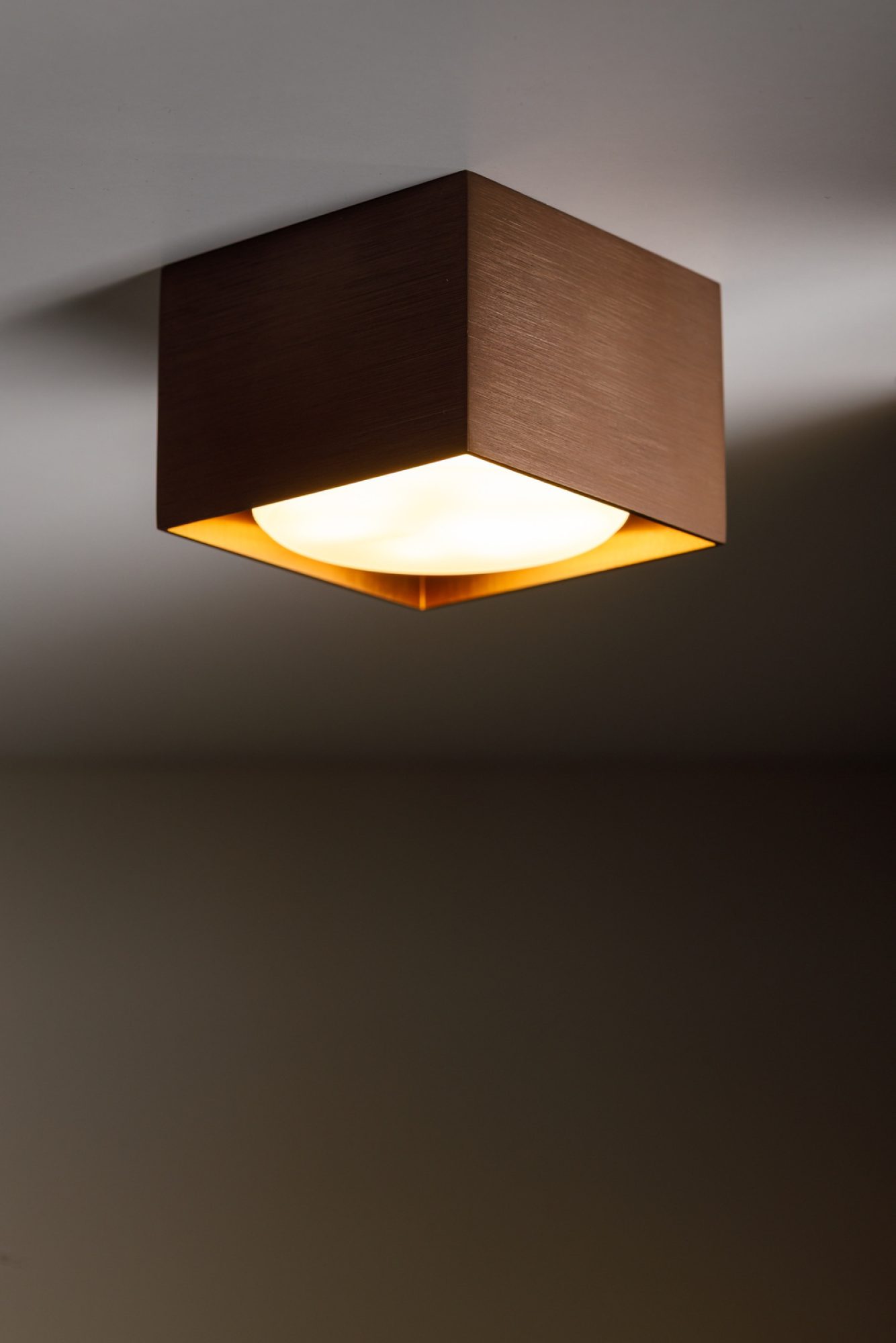 Oprawa Cubo Metalik GX53 w odcieniu ciemnego brązu szczotkowanego w aranżacji